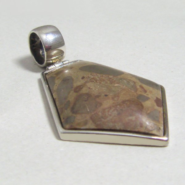 (p1573)Silver pendant with pentagonal stone.